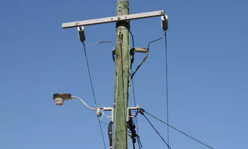 ഇ​രു​മ്പ് പൈ​പ്പ് വൈ​ദ്യു​തി ക​മ്പി​യി​ൽ ത​ട്ടി യു​വാ​വി​ന് ഷോ​ക്കേ​റ്റു