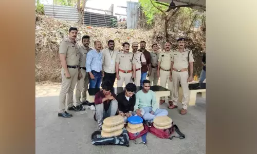 ആ​ലു​വ റെ​യി​ൽ​വേ സ്റ്റേ​ഷ​നി​ൽ​നി​ന്ന് ക​ഞ്ചാ​വ് പി​ടി​കൂ​ടി