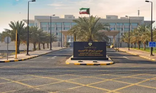 കുവൈത്തിനെ ലക്ഷ്യമിട്ട് തിങ്കളാഴ്ചയും ആക്രമണം; നിരവധി ആക്രമണങ്ങളെ നിർവീര്യമാക്കി കുവൈത്തിനെ ലക്ഷ്യമിട്ട് തിങ്കളാഴ്ചയും ആക്രമണം; നിരവധി ആക്രമണങ്ങളെ നിർവീര്യമാക്കി