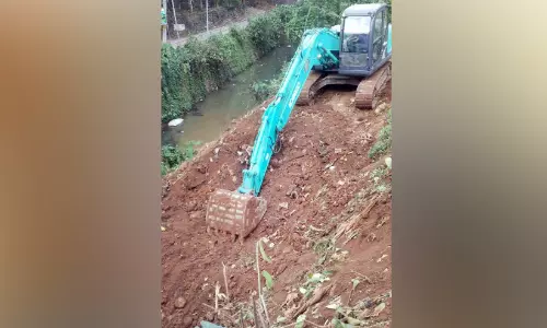 മാതാക്കൽ തോടിന് ആഴം കൂട്ടുന്നു