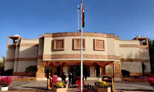 ഖസബിലെ കപ്പലാക്രമണം: കാണാതായ ജീവനക്കാർക്കായി തെരച്ചിൽ തുടരുന്നതായി ഇന്ത്യൻ എംബസി