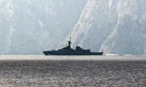 കുരുങ്ങി ഹുർമുസ്; മിസൈലേറ്റ് നാല് കപ്പലുകൾ, കുടുങ്ങിക്കിടക്കുന്നത് 150ലേറെ കുരുങ്ങി ഹുർമുസ്; മിസൈലേറ്റ് നാല് കപ്പലുകൾ, കുടുങ്ങിക്കിടക്കുന്നത് 150ലേറെ