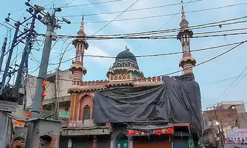 ഹോളി: യു.പിയിൽ പള്ളികൾ ടാർപോളിൻകൊണ്ട് മൂടി