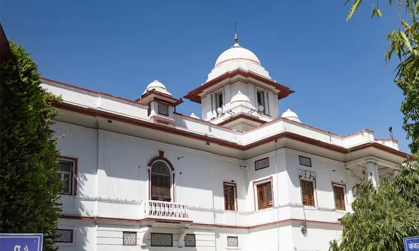 ഷർട്ടൂരി പ്രതിഷേധം കുറ്റകൃത്യമല്ല, വിയോജനം - കോടതി ഷർട്ടൂരി പ്രതിഷേധം കുറ്റകൃത്യമല്ല, വിയോജനം - കോടതി