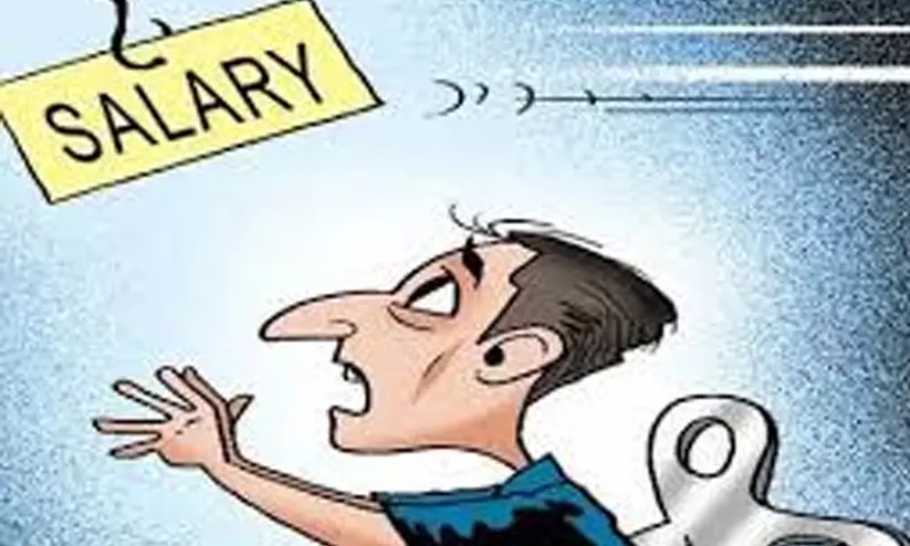 വ​ള​പ​ട്ട​ണം ഗ്രാ​മ​പ​ഞ്ചാ​യ​ത്ത്;  ജീ​വ​ന​ക്കാ​ർ​ക്ക് ശ​മ്പ​ളം മു​ട​ങ്ങി​യി​ട്ട് മൂ​ന്നു മാ​സം