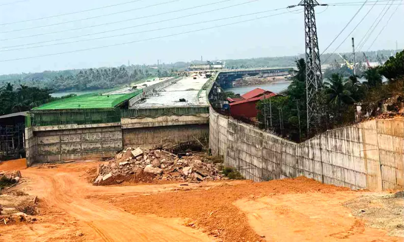 വളപട്ടണം-കോട്ടക്കുന്ന് പാലം നിർമാണം മന്ദഗതിയിൽ വളപട്ടണം-കോട്ടക്കുന്ന് പാലം നിർമാണം മന്ദഗതിയിൽ