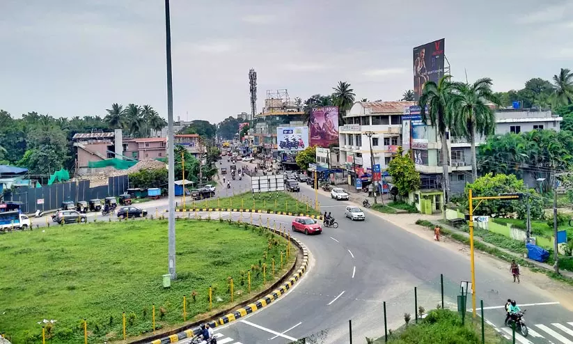പാലക്കാടൻ കാറ്റ് എങ്ങോട്ട്? തെരഞ്ഞെടുപ്പുകളിൽ എന്നും വിവാദങ്ങളിലൂടെ ശ്രദ്ധാകേന്ദ്രമായി പാലക്കാട് പാലക്കാടൻ കാറ്റ് എങ്ങോട്ട്? തെരഞ്ഞെടുപ്പുകളിൽ എന്നും വിവാദങ്ങളിലൂടെ ശ്രദ്ധാകേന്ദ്രമായി പാലക്കാട്