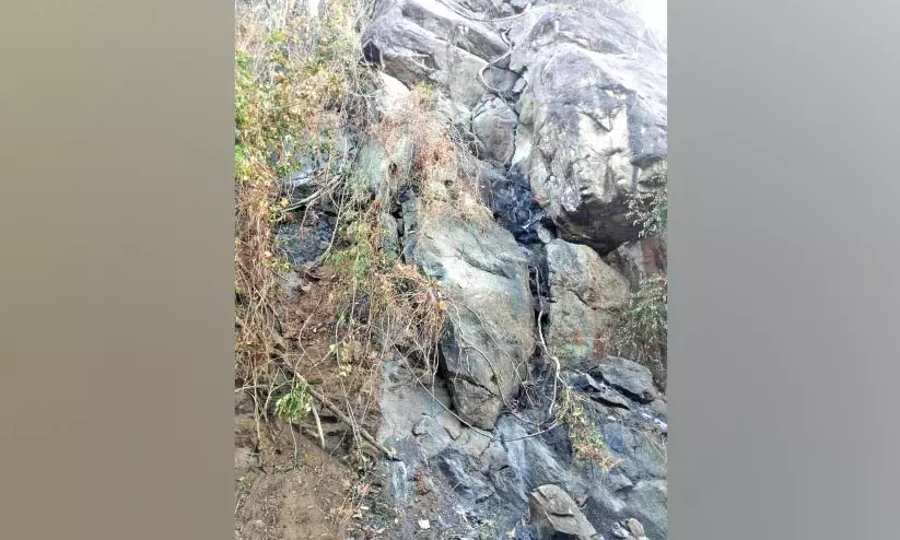 അപകടഭീതിയുയർത്തി സംസ്ഥാന പാതയിലെ പാറക്കൂട്ടങ്ങൾ അപകടഭീതിയുയർത്തി സംസ്ഥാന പാതയിലെ പാറക്കൂട്ടങ്ങൾ