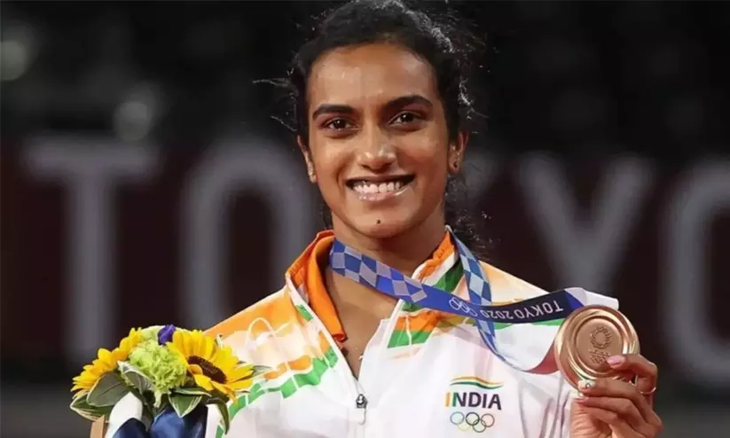 മിഡിൽ ഈസ്റ്റ് സംഘർഷം; ദുബൈയിൽ കുടുങ്ങിയ പി.വി സിന്ധു നാട്ടിൽ തിരിച്ചെത്തി മിഡിൽ ഈസ്റ്റ് സംഘർഷം; ദുബൈയിൽ കുടുങ്ങിയ പി.വി സിന്ധു നാട്ടിൽ തിരിച്ചെത്തി