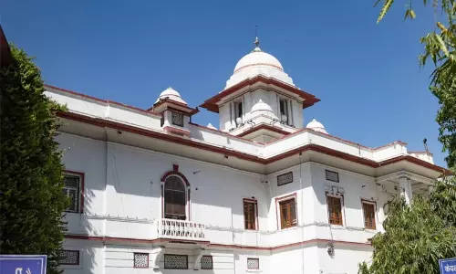 ഷർട്ടൂരി പ്രതിഷേധം കുറ്റകൃത്യമല്ല, വിയോജനം - കോടതി