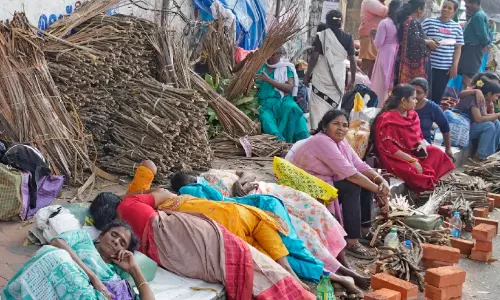 ആറ്റുകാൽ പൊങ്കാല  ക്ഷേ​ത്ര​ത്തി​ലേക്ക് ഭക്തജനപ്രവാഹം
