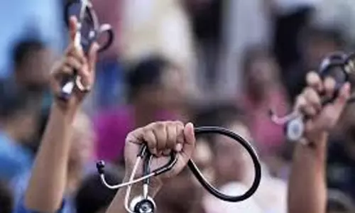 ശമ്പള കുടിശ്ശിക തീരുമാനം വൈകും;  ഒ.പി ബഹിഷ്‌കരണവും നിരാഹാരസമരവും തുടര്‍ന്ന് ഡോക്ടര്‍മാര്‍