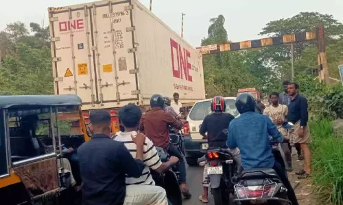 മേലാറ്റൂർ റെയിൽവേ ഗേറ്റിൽ ലോറി കുടുങ്ങി; ഗതാഗതം സ്തംഭിച്ചു