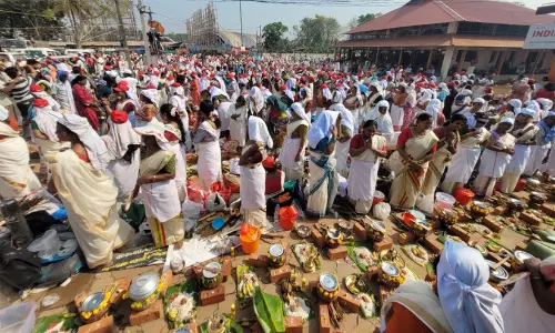 പണ്ഡാര അടുപ്പിൽ പ്രതീക്ഷകളുടെ തീ തെളിഞ്ഞു; ആറ്റുകാലമ്മക്ക് മുന്നിലെത്തി ഭക്തജനങ്ങൾ