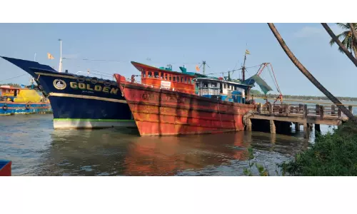 അ​ന​ധി​കൃ​ത മ​ത്സ്യ​ബ​ന്ധ​നം: ക​ർ​ണാ​ട​ക ബോ​ട്ട് പി​ടി​യി​ൽ