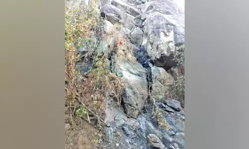 അപകടഭീതിയുയർത്തി സംസ്ഥാന പാതയിലെ പാറക്കൂട്ടങ്ങൾ