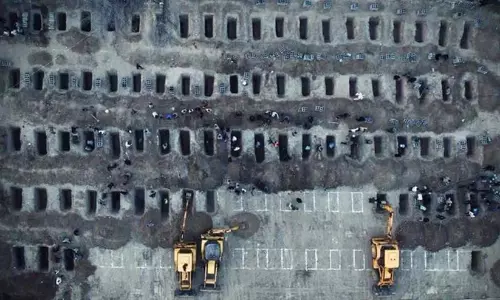 ‘കുഞ്ഞുമാലാഖമാരേ..നിങ്ങൾ സ്വർഗത്തിൽ അരികിലായിരിക്കട്ടെ’, പിഞ്ചോമനകൾക്ക് വേദനയുടെ കുഞ്ഞുഖബറുകളൊരുക്കി ഇറാൻ; ലോകത്തെ കണ്ണീരണിയിച്ച് ആ ചിത്രം