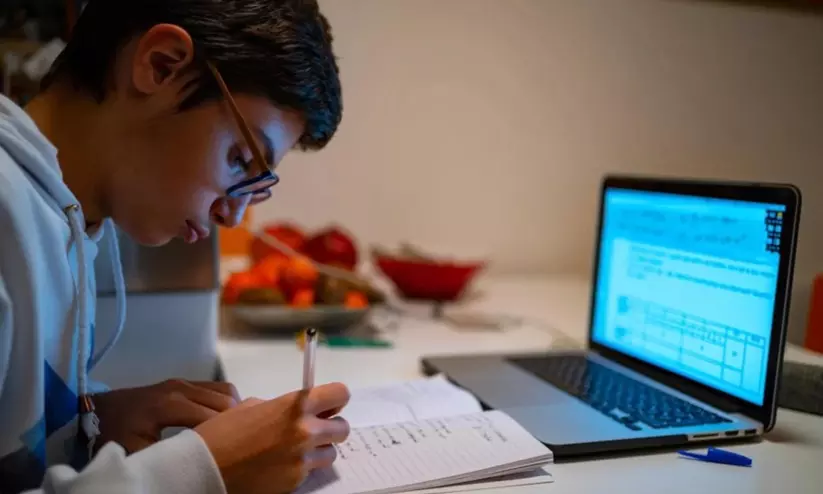 സൗദി അസീർ പ്രവിശ്യയിൽ സ്കൂളുകളിൽ നേരിട്ടുള്ള അധ്യയനം നിർത്തിവെച്ചു; ക്ലാസുകൾ ഓൺലൈനിൽ സൗദി അസീർ പ്രവിശ്യയിൽ സ്കൂളുകളിൽ നേരിട്ടുള്ള അധ്യയനം നിർത്തിവെച്ചു; ക്ലാസുകൾ ഓൺലൈനിൽ