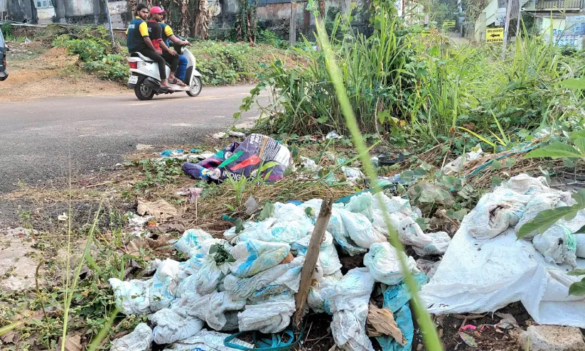 മാലിന്യംതള്ളുന്നത് പതിവാകുന്നു; നടപടിയില്ല മാലിന്യംതള്ളുന്നത് പതിവാകുന്നു; നടപടിയില്ല