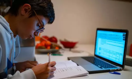 സൗദി അസീർ പ്രവിശ്യയിൽ സ്​കൂളുകളിൽ നേരിട്ടുള്ള അധ്യയനം നിർത്തിവെച്ചു; ക്ലാസുകൾ ഓൺലൈനിൽ