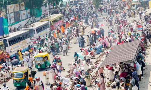 നഗരം നിറഞ്ഞ്​ ഭക്ത പ്രവാഹം