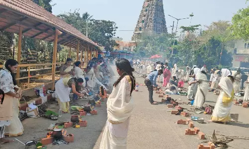 ഭക്തിയുടെ നിറവിൽ ആറ്റുകാൽ ദേവിക്ക് പൊങ്കാല ഭക്തിയുടെ നിറവിൽ ആറ്റുകാൽ ദേവിക്ക് പൊങ്കാല