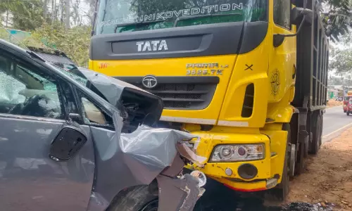 കൂ​ത്താ​ളി ര​ണ്ടേ​ആ​റി​ൽ ലോ​റി​യും കാ​റും കൂ​ട്ടി​യി​ടി​ച്ച് ആ​റു​പേ​ർ​ക്ക് പ​രി​ക്ക്