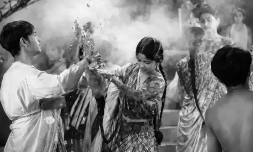 സിനിമയിലെ ഹോളി ആഘോഷങ്ങൾക്ക് തുടക്കമിട്ട ഗാനം; 86 വർഷം പഴക്കമുള്ള ചരിത്രം ഇതാ...