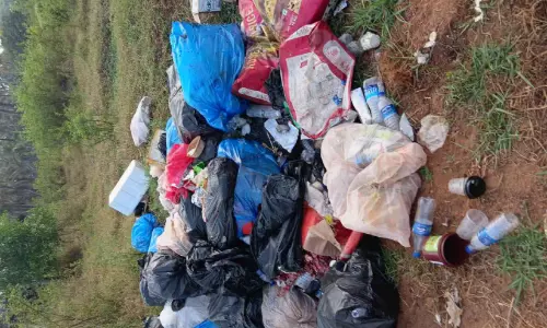 മാ​ലി​ന്യം തി​രി​ച്ചെ​ടു​ക്കാ​നെ​ത്തി​യ​വ​രെ നാ​ട്ടു​കാ​ർ പി​ടി​കൂ​ടി