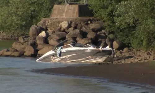 അപകടത്തിൽപ്പെട്ട ബോട്ടുകളെയും തൊഴിലാളികളെയും രക്ഷപ്പെടുത്തി