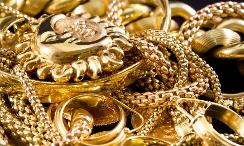 ക​ള​ഞ്ഞു​കി​ട്ടി​യ സ്വ​ർ​ണം ഉ​ട​മ​സ്ഥ​ക്ക് ന​ൽ​കി