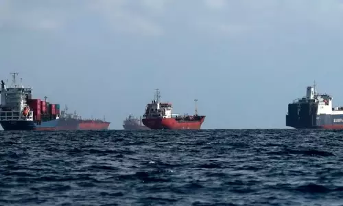 അടഞ്ഞ് ഹോർമൂസ്: നടുക്കടലിൽ കുടുങ്ങി 37 ഇന്ത്യൻ കപ്പലുകളും 1109 നാവികരും