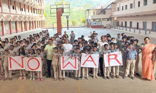 യുദ്ധവിരുദ്ധ സന്ദേശവുമായി വിദ്യാർഥികൾ യുദ്ധവിരുദ്ധ സന്ദേശവുമായി വിദ്യാർഥികൾ