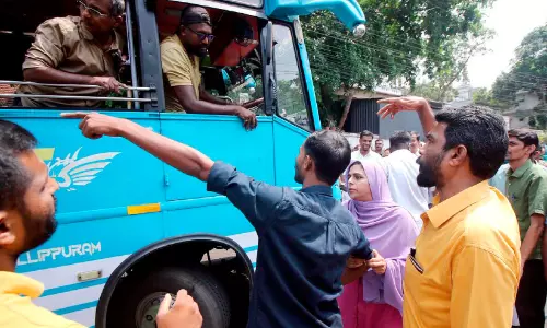 സ്റ്റാൻഡിൽ കയറൽ നിർദേശം പാലിച്ചില്ല; സ്വകാര്യ ബസുകൾ തടഞ്ഞ് നഗരസഭ ഭരണസമിതിയുടെ പ്രതിഷേധം സ്റ്റാൻഡിൽ കയറൽ നിർദേശം പാലിച്ചില്ല; സ്വകാര്യ ബസുകൾ തടഞ്ഞ് നഗരസഭ ഭരണസമിതിയുടെ പ്രതിഷേധം