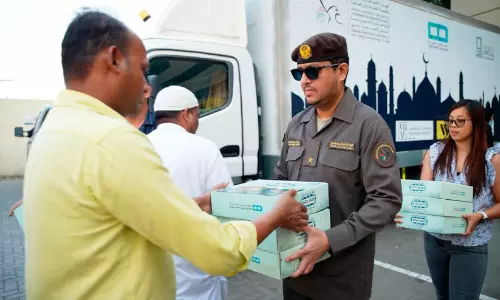 തൊഴിലാളികൾക്ക്​ കരുതൽ;  ഭക്ഷണപ്പൊതികളുമായി ‘നന്മയുടെ ബസ്​’