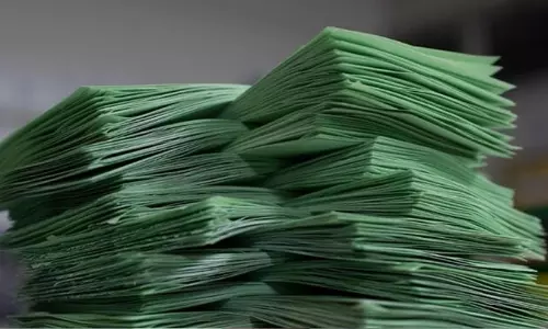 പാക്കറ്റ് പൊട്ടിയ നിലയിൽ; പ്ലസ് വൺ പരീക്ഷയുടെ രണ്ട് ലക്ഷത്തോളം ചോദ്യപേപ്പറുകൾ പിൻവലിക്കും