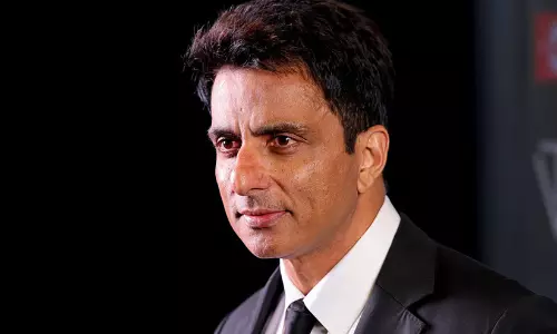 ‘സഹായം ആവശ്യമുണ്ടെങ്കിൽ എന്നെ അറിയിക്കൂ’: ദുബൈയിൽ കുടുങ്ങിയ യാത്രക്കാർക്ക് സൗജന്യ താമസമൊരുക്കി സോനു സൂദ്