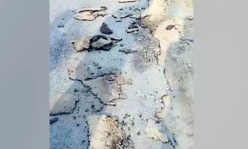 ടാർ ചെയ്ത് മണിക്കൂറുകൾക്കകം റോഡ് തകർന്നു