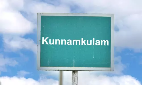 പ​ണി പൂ​ർ​ത്തി​യാ​കും​മു​മ്പേ ഉ​ദ്ഘാ​ട​നം; കു​ന്നം​കു​ളം സ​ബ് ട്ര​ഷ​റി നാ​ടി​ന് സ​മ​ർ​പ്പി​ച്ചു