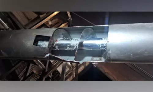 യന്ത്രത്തിൽ കുടുങ്ങി തൊഴിലാളിയുടെ കൈയറ്റു