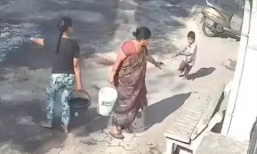 ഹോളി ആഘോഷത്തിനിടെ ദേഹത്ത് കളർ വിതറി; പേരക്കുട്ടിയുടെ ദേഹത്ത് തിളച്ച വെള്ളം ഒഴിച്ച് മുത്തശ്ശി