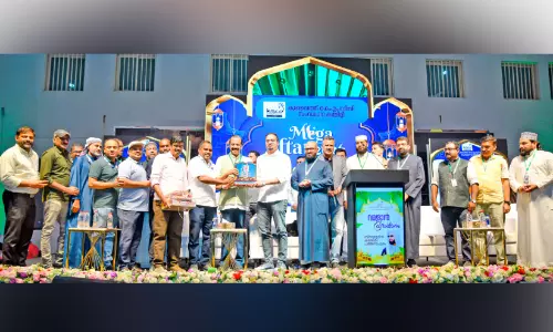 ആ​ബി​ദ് ഹു​സൈ​ൻ ത​ങ്ങ​ൾ എം.​എ​ൽ.​എ​യെ ആ​ദ​രി​ച്ചു