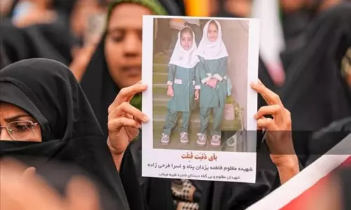 തൊട്ടിൽ വലിപ്പമുള്ള ശവപ്പെട്ടികൾക്ക് ചുറ്റും പിഞ്ചുമക്കൾക്ക് താരാട്ട് പാടുന്ന അമ്മമാർ..