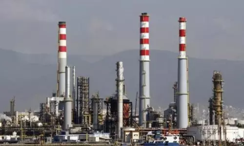 എ​ണ്ണ​യി​ലാ​ണ് ക​ണ്ണ്