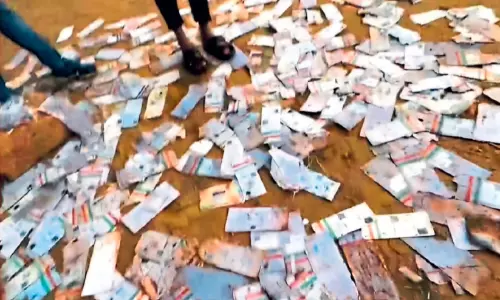 ആ​ധാ​ർ കാ​ർ​ഡു​ക​ളു​ടെ കൂ​മ്പാ​രം; ത​പാ​ൽ വി​ഭാ​ഗം വി​ലാ​സ​ക്കാ​ർ​ക്ക് ന​ൽ​കാ​തെ ന​ദി​യി​ൽ ത​ള്ളി​യെ​ന്ന്