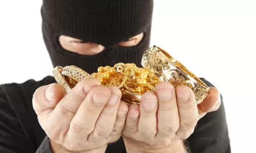 വ​നം ഉ​ദ്യോ​ഗ​സ്ഥ​ന്റെ വീ​ട്ടി​ൽ​നി​ന്ന് 10.50 ല​ക്ഷ​വും ആ​ഭ​ര​ണ​ങ്ങ​ളും ബൈ​ക്കും ക​വ​ർ​ന്നു