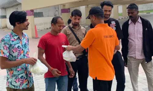 വിമാന യാത്ര മുടങ്ങിയവർക്ക് ഭക്ഷണമെത്തിച്ച് കെ.എം.സി.സി