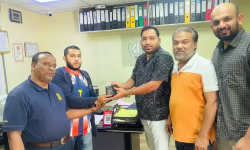 വീണു കിട്ടിയ 472 ദീനാറും രേഖകളും ഉടമസ്ഥന് തിരികെ നൽകി