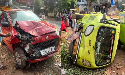 ഓ​ട്ടോ​യി​ൽ കാ​റി​ടി​ച്ച് ദ​മ്പ​തി​ക​ൾ​ക്ക് പ​രി​ക്ക്