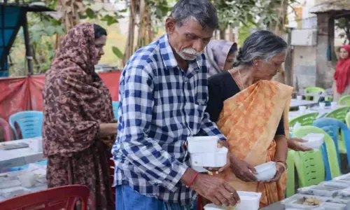 നോ​മ്പ് തു​റ​ക്കാ​ൻ സ്നേ​ഹം വി​ള​മ്പി നാ​രാ​യ​ണ​നും സ​രോ​ജി​നി​യും